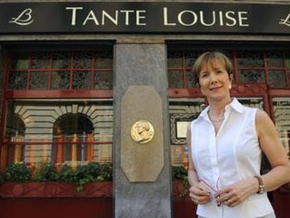 Dominique Loiseau posa delante de su restaurante en Par&iacute;s.