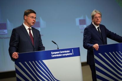 El vicepresidente de la Comisión Europea, Valdis Dombrovskis (izquierda), junto al comisario europeo de Economía, Paolo Gentiloni.