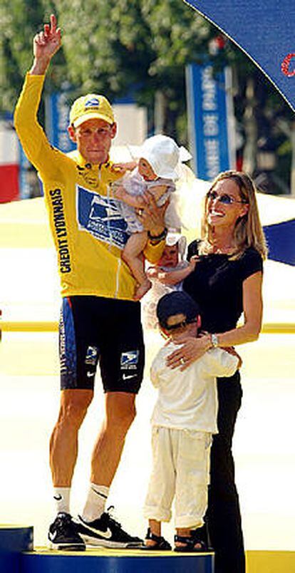 Lance Armstrong, junto a su esposa e hijos, en el podio de París.