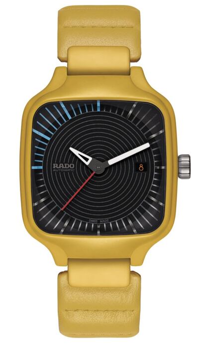 La colaboración de diseño de la firma de relojes suiza Rado con el galardonado diseñador industrial británico Tej Chauhan es un regreso al futuro con estilo. Con formas fluidas, cerámica innovadora de alta tecnología y color llamativo, como el mostaza, el Rado True Square Tej Chauhan visualiza las grandes visiones futuristas de la cultura pop. De forma cuadrada, el tamaño es de 38 mm, con un peso de 88 gramos. De cristal de zafiro con revestimiento antirreflejante, la esfera es de color negro. Precio: 1.840 euros. www.rado.com.