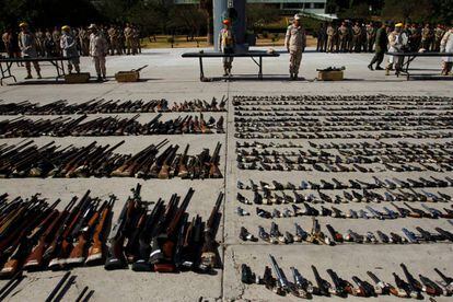 Militares exponen armas incautadas al narcotráfico en Tijuana.