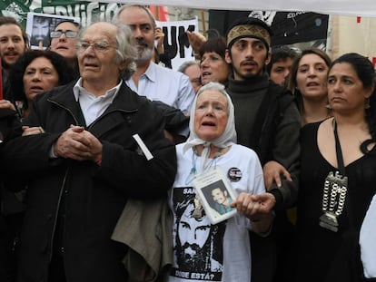 Adolfo P&eacute;rez Esquivel participa de la marcha en Plaza de Mayo por la aparici&oacute;n de Santiago Maldonado, el pasado 1 de septiembre.