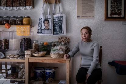 Ana Enamorado posa junto a los productos que vende para financiar la búsqueda de su hijo, este sábado en la cafetería "La Resistencia" de Ciudad de México.