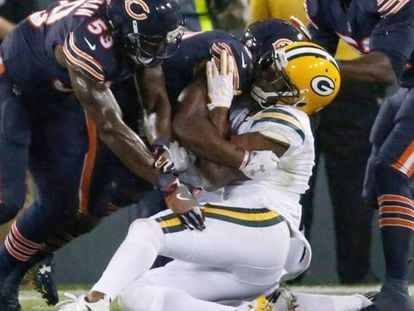 Davante Adams de los Green Bay Packers recibe el impacto de Danny Trevathan en un golpe por el que tuvo que ser hospitalizado en 2017. 