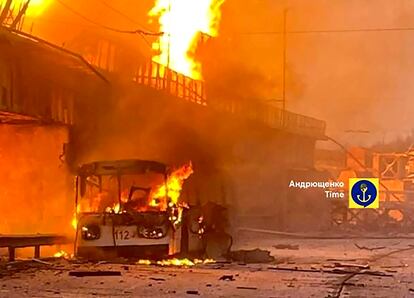 Un trolebús incendiado en el narcoataque ruso contra la ciudad de Zaporiyia.