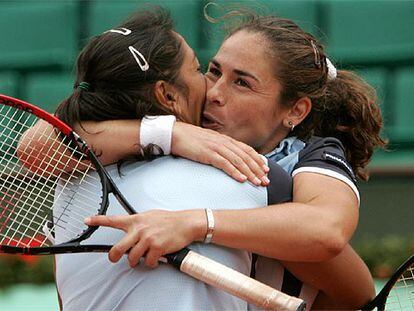 Virginia Ruano (de frente) y Paola Suárez se abrazan y besan tras su nuevo triunfo.