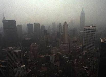 Vista de Manhattan, en Nueva York, envuelta en la contaminación.