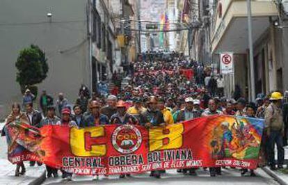 Imagen del 16 de mayo de 2013 de trabajadores bolivianos durante una marcha para exigir un incremento en las pensiones de los jubilados en La Paz (Bolivia). EFE/Archivo