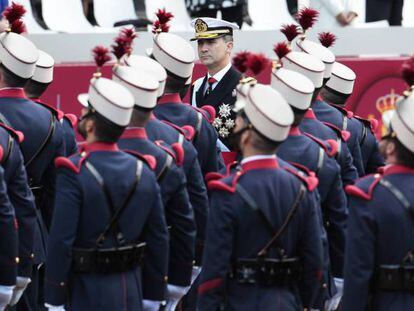 El rey Felipe, durante el desfile de la Hispanidad de 2015.