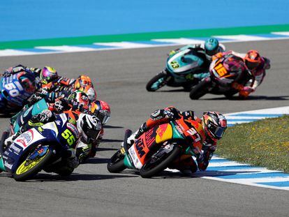 Imagen de la carrera de Moto3, con Pedro Acosta en cabeza, durante el GP de España, en Jerez.