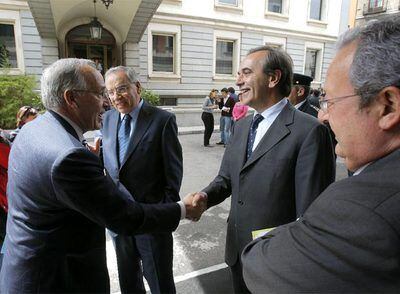 Alonso (a la derecha) saluda a Pizarro en el Congreso en presencia de Guerra (al fondo) y de Benegas.