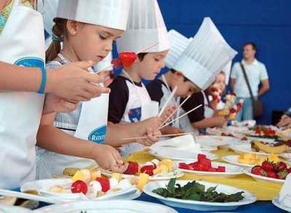 Niños y niñas participantes en la clase de cocina organizada ayer en Madrid por la Fundación Alicia y Disney.