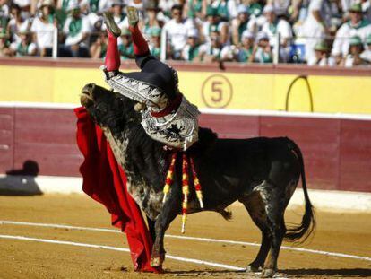 Morante de la Puebla en el momento de ser herido hoy por su primer toro en Huesca.