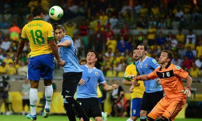 Paulinho marca el gol de la victoria ante Uruguay.