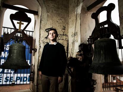 Pablo Delgado Aparicio, campanero de la Iglesia de San Ildefonso en Madrid, el miércoles junto a las campanas.