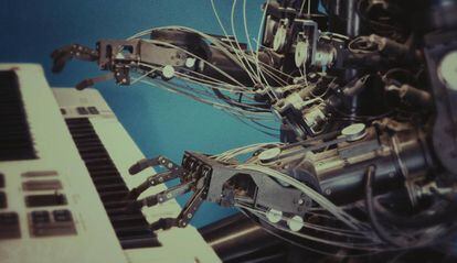 Robot tocvando el piano
