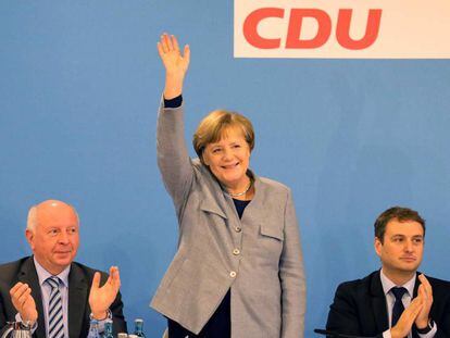 La canciller alemana, Angela Merkel, saluda durante una conferencia regional de su partido en el Estado de Mecklemburgo Pomerania Anterior. 