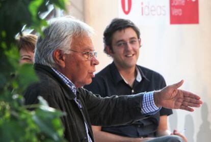 El expresidente, Felipe González, junto a Eduardo Madina.