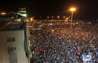 Multitudinaria celebración en Bengasi por la entrada de los rebeldes en Trípoli.