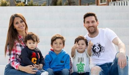 Antonella Rocuzzo, Leo Messi i els seus fills, l'abril passat.