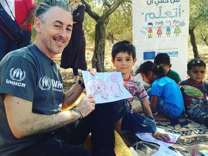 Alan Cumming, junto algunos ni&ntilde;os refugiados.