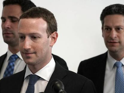 Mark Zuckerberg en un encuentro con congresistas y senadores de EE UU.