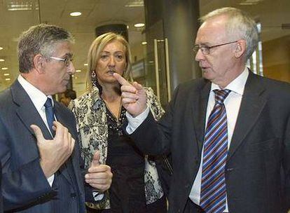 Joseba Azkarraga y Fernando Ruiz Piñeiro conversan tras el acto en presencia de la viceconsejera Inmaculada de Miguel.