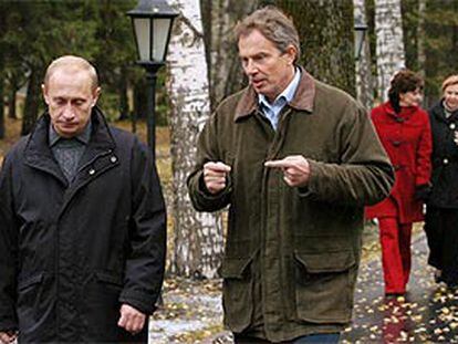 El presidente ruso, Vladímir Putin (izquierda), ayer, junto al primer ministro británico, Tony Blair, en Zavidobo (norte de Moscú). Detrás, las esposa de ambos.