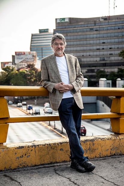 El biólogo Luis Zambrano fotografiado sobre la Avenida Reforma en México DF.