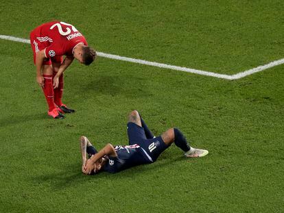 Neymar, en el suelo, junto a Kimmich.