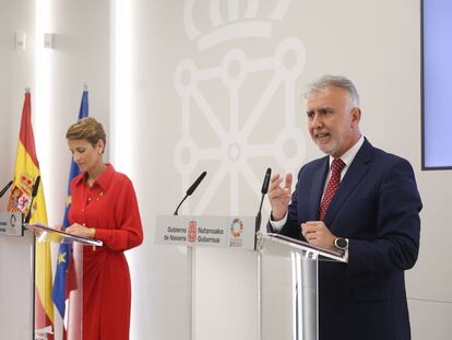La Presidenta de Navarra, María Chivite, comparece junto al ministro de Política Territorial y Memoria Democrática, Ángel Víctor Torres, tras la firma del acuerdo para modificar la Ley de Régimen Foral, este martes en Pamplona.