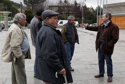 El alcalde de Valdemaqueda, Álvaro Santamaría, a la derecha de la foto, charla con sus vecinos.