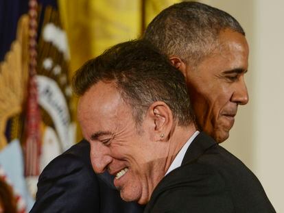 Barack Obama y Bruce Springsteen se abrazan durante el acto de entrega al músico de la Medalla Presidencial de la Libertad, en la Casa Blanca el 22 de noviembre de 2016.