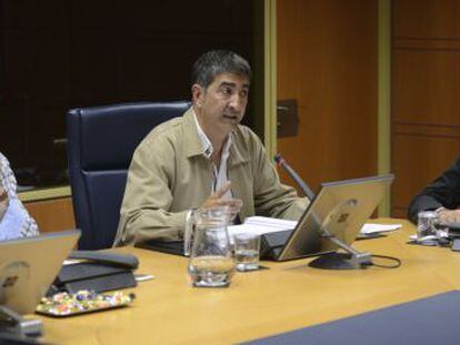 Roberto Seij&oacute;, portavoz del sindicato Erne, interviene en el Parlamento vasco.