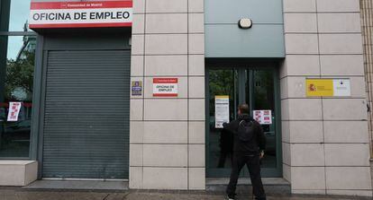 Un hombre entra por la puerta de una Oficina de Empleo de Madrid.
