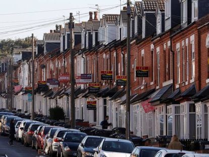 Carteles inmobiliarios en una calle de Birmingham, Reino Unido.