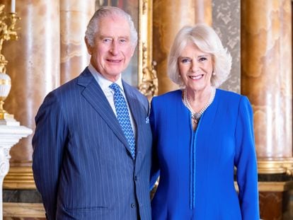 Retrato oficial de Carlos III y Camila en el palacio de Buckingham, Londres, datado en marzo de 2023 y publicado el 28 de abril de 2023.