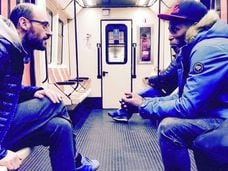 Ibrahima Balde y Amets Arzallus, autores del libro 'Miñán', en el Metro de Madrid.