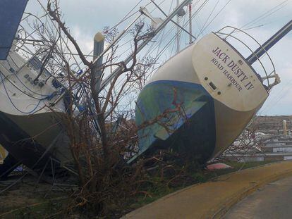 Embarcaciones arrastradas a tierra firme como consecuencia del huracán en Tortola de las islas Virgenes Británicas, el 8 de septiembre.