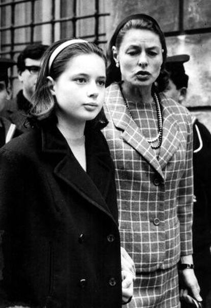 Ingrid Bergman y su hija Isabella Rossellini paseando por Roma en 1966.