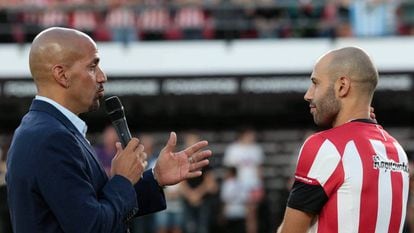 El presidente de Estudiantes de La Plata, Juan Sebastián Verón (i), presenta a Javier Mascherano.