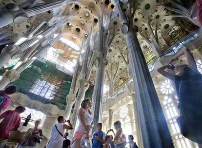 Los visitantes abarrotan ayer la nave central de la Sagrada Familia, casi completamente terminada.