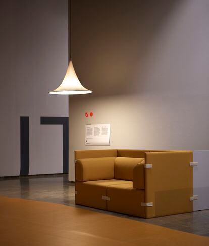 Prototipo de la lámpara Cabana, de Isaac Piñeiro con A-Emotional Light, y sofá modular Tape System, ideado por Clap Studio para Missana.  