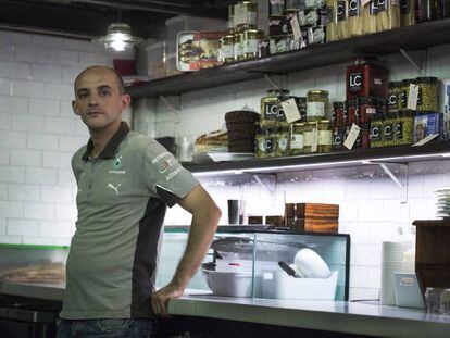 Bilal El Meghraui, en la actualidad, en la cocina del restaurante de Barcelona donde trabaja.