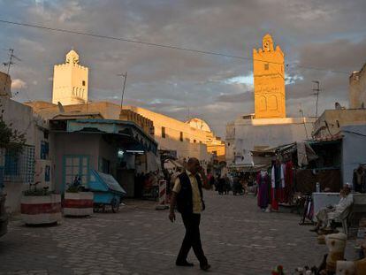 Los minaretes de las mezquitas de Bay y Maalakh, en el centro de Cairuán.