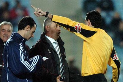 El árbitro, Lizondo Cortés, expulsa a Javier Aguirre, técnico de Osasuna.