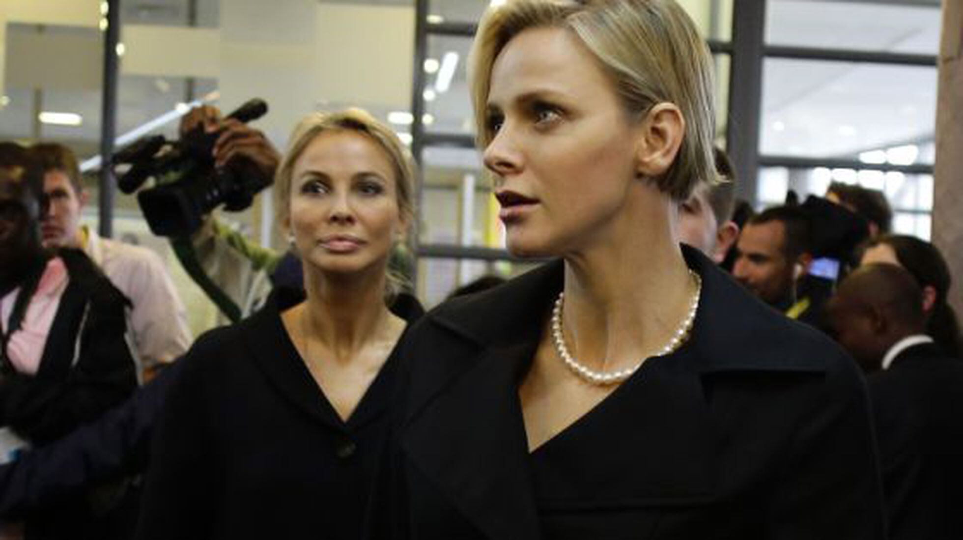 Corinna Zu Sayn Wittgenstein Con Charlene En El Funeral De Mandela 