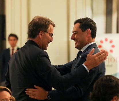 El presidente del Partido Popular, Alberto Núñez Feijóo, y el presidente de la Junta de Andalucía, Juanma Moreno, se saludan a su llegada al Foro Joly en Madrid. 