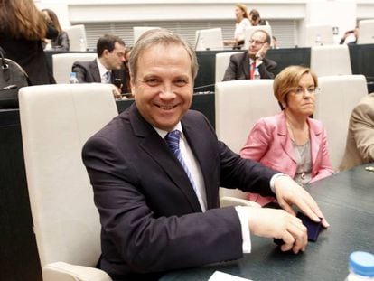 Antonio Miguel Carmona, junto a Purificación Causapié.