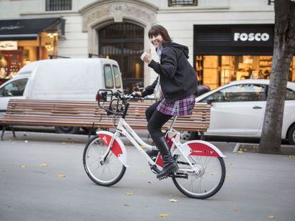 Una usuària amb una de les bicicletes elèctriques del Bicing.